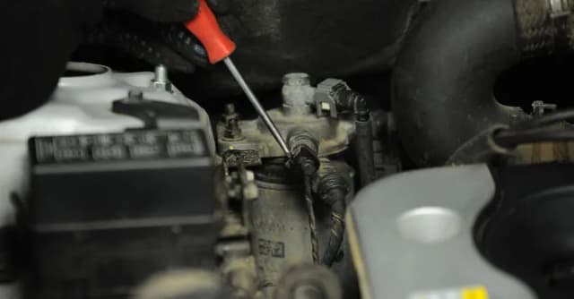 Gdzie jest filtr paliwa Hyundai i30 1.4 benzyna? Znajdź go łatwo!