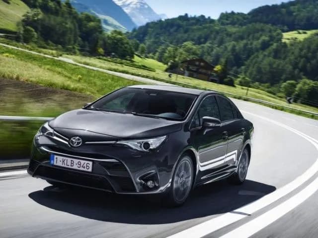 Ile pali Toyota Avensis 1.8 benzyna? Sprawdź realne zużycie paliwa